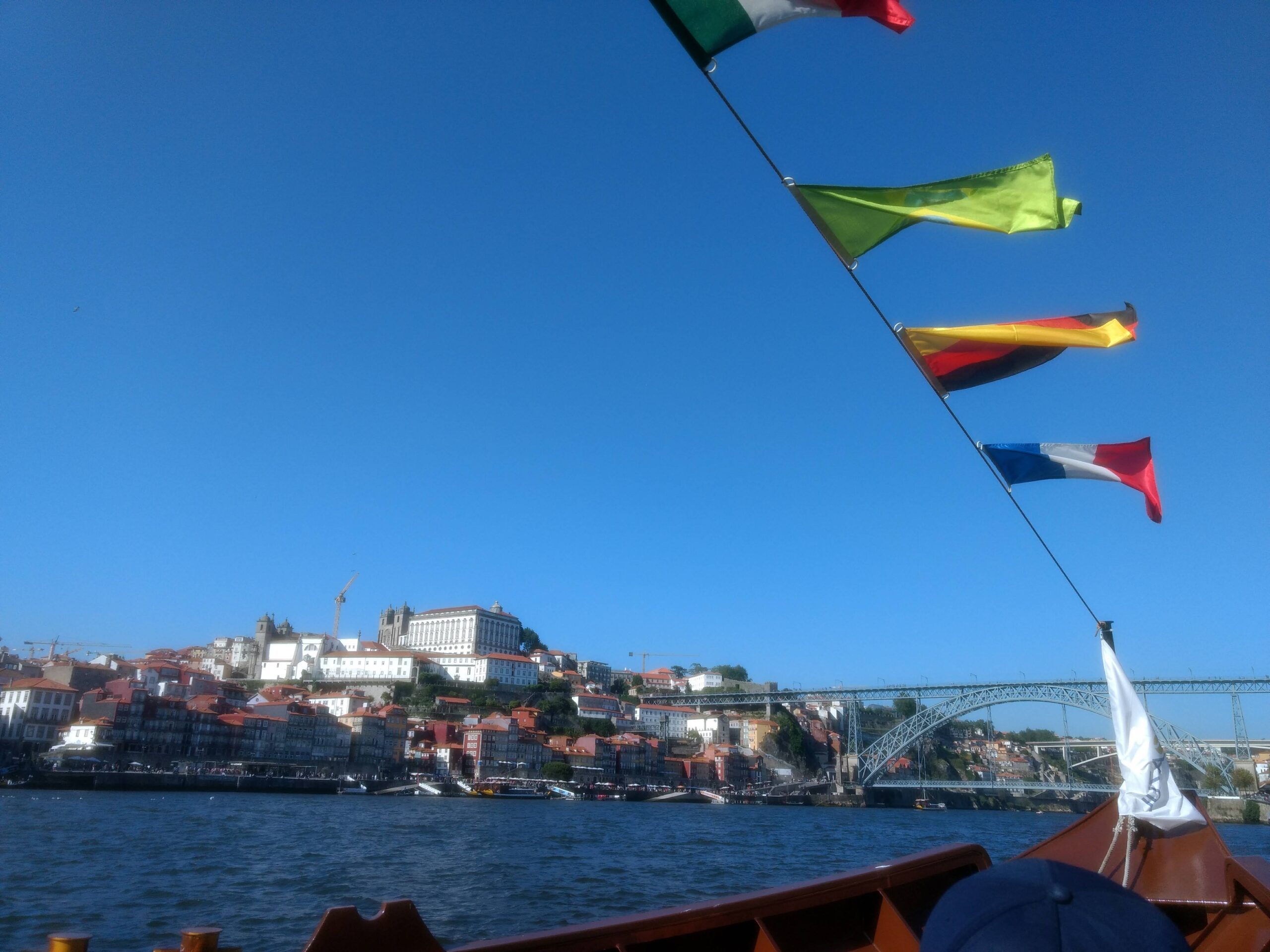 Vista do Rio Douro com bandeiras e Ponte D. Luís I ao fundo, Porto